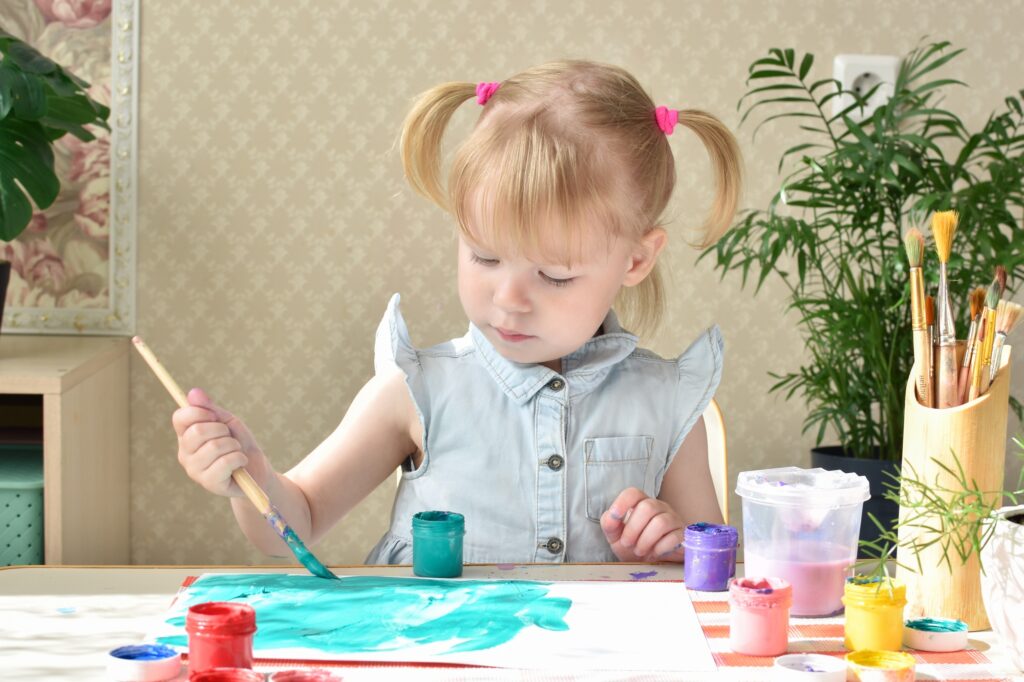 The child draws