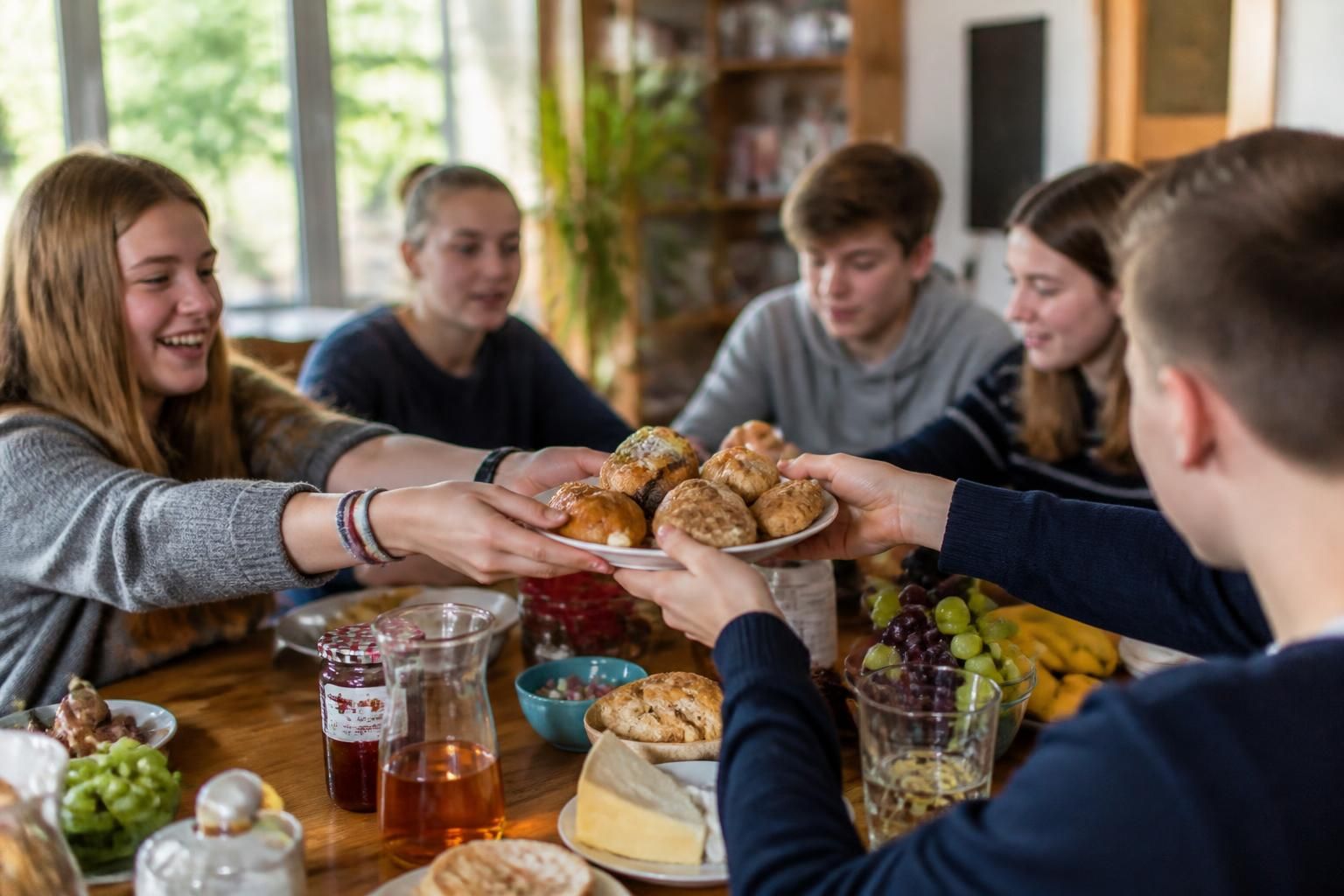 découvrez comment organiser un goûter participatif entre jeunes copains, mêlant saveurs sucrées et salées, pour des moments conviviaux et inoubliables.