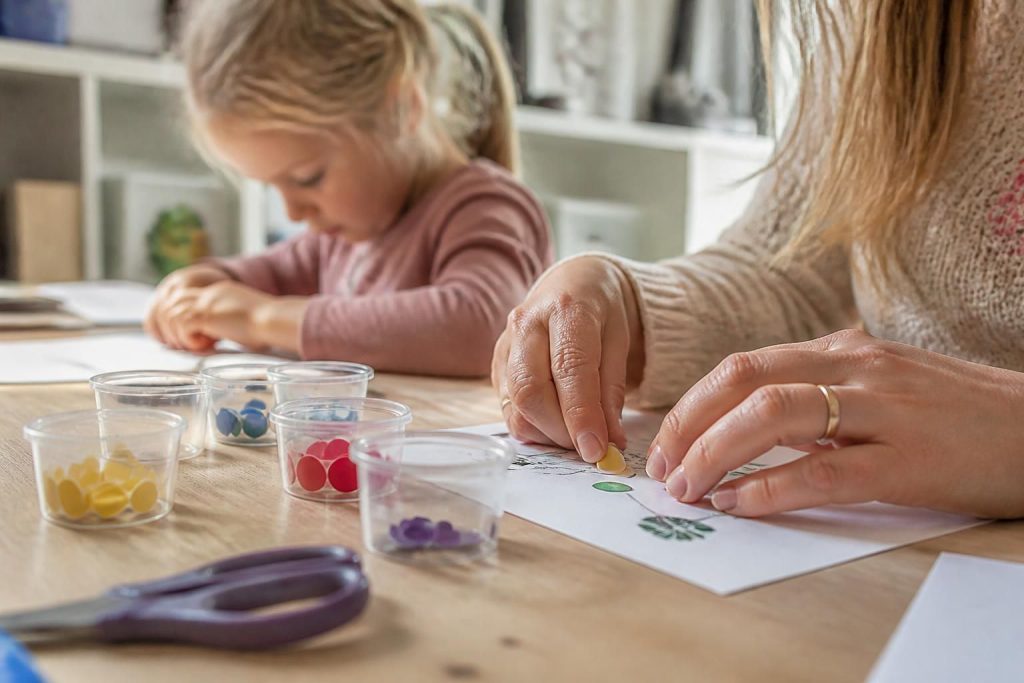 découvrez comment organiser facilement une activité collage avec gommettes à la maison pour divertir et stimuler la créativité des enfants.
